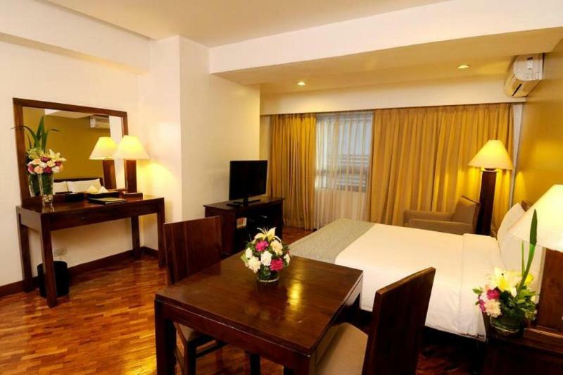 The Malayan Plaza Hotel Pasig City Exterior foto